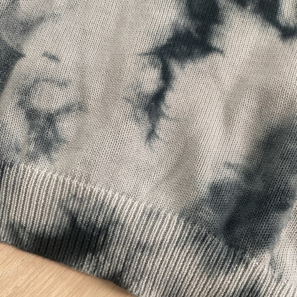 SIX/FIFTY Blue tie-dye knit sweater with lots of rips - Picture 8 of 11